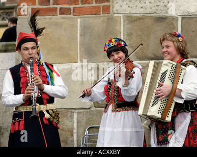 Folklore polonais groupe jouant sur la place du marché principale de Cracovie, Pologne Banque D'Images