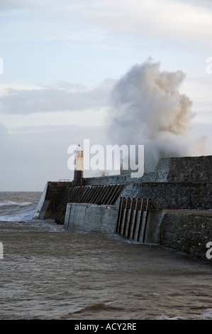 Phare de Porthcawl avec les vagues se briser contre elle. (Photo l'un d'une série de trois) Banque D'Images