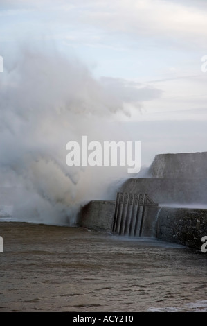 Phare de Porthcawl avec les vagues se briser contre elle . (Photo 3 dans une série de trois) Banque D'Images