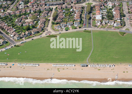 Vue aérienne du greensward à Alinora Crescent, Goring by Sea, West Sussex, UK Banque D'Images