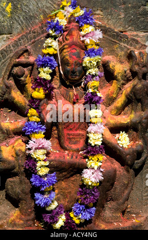 Guirlande de fleurs offrant à la déesse Kali. Durbar Square. Katmandou. Le Népal Banque D'Images