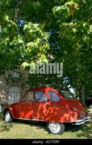 Citroën 2CV. De Condrieu. Parc Naturel du Pilat. France Banque D'Images