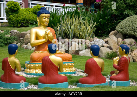 Seigneur Bouddha et disciples de sculptures. Monastère bouddhiste allemand. Lumbini. Le Népal Banque D'Images