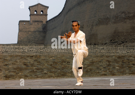 Un homme à la retraite dans la pratique du Tai Chi en Chine Pingyao Shannxi 7 Jun 2007 Banque D'Images