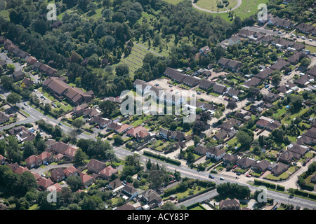 Vue aérienne des logements de banlieue à cheval sur la vallée Findon sur l'A24 à Worthing, West Sussex, Royaume-Uni Banque D'Images