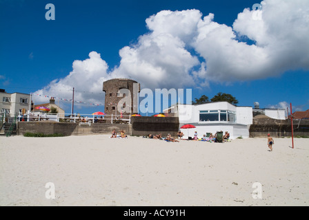 dh St Aubins Bay ST AUBINS BAY JERSEY Beach Gun site café de la Seconde Guerre mondiale batterie et Martello tour nouveautés cafés plages canal îles royaume-uni Banque D'Images