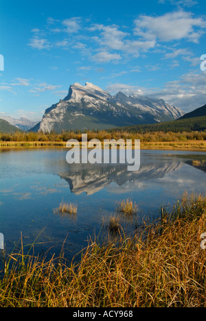 Donnant sur le mont Rundle canton Banff vu de la rive de lacs Vermillion sentier Fenland Canadian Rockies Alberta Canada Banque D'Images