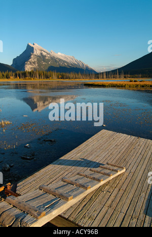 Donnant sur le mont Rundle canton Banff vu de la rive de lacs Vermillion sentier Fenland Canadian Rockies Alberta Canada Banque D'Images