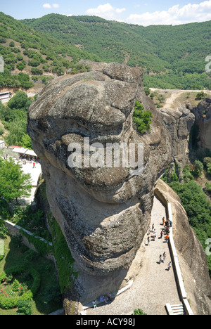 Monastère d'une vue plongeante du haut à rock pinacles commune dans la région des météores les touristes à visiter la Grèce continentale au-dessous Banque D'Images