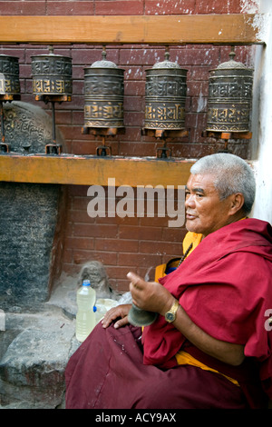 Le moine bouddhiste et roues de prière.Bodhnath Stupa.La vallée de Katmandou au Népal. Banque D'Images