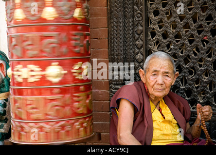 Le moine bouddhiste avec chapelet.Bodhnath Stupa.La vallée de Katmandou au Népal. Banque D'Images