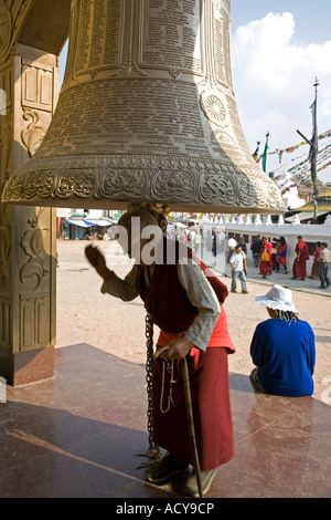 En vertu de la prière religieuse tibétaine Ajima Holi Bell. Stupa de Bodhnath. La Vallée de Kathmandu. Le Népal Banque D'Images