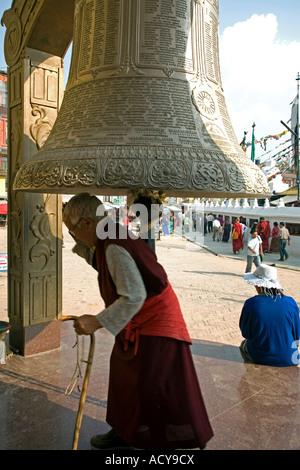 La prière religieuse tibétaine sous saint Ajima Bell. Stupa de Bodhnath. La Vallée de Kathmandu. Le Népal Banque D'Images