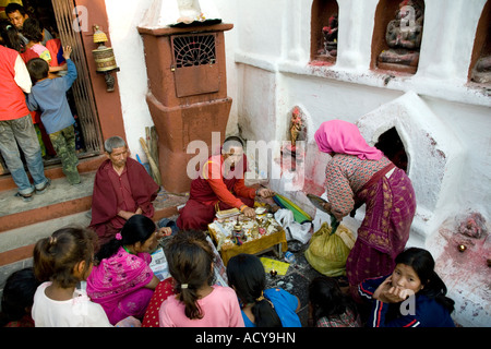 Une famille à la cérémonie de puja.Ajima culte.Bodhnath Stupa.Vallée de Katmandou au Népal. Banque D'Images