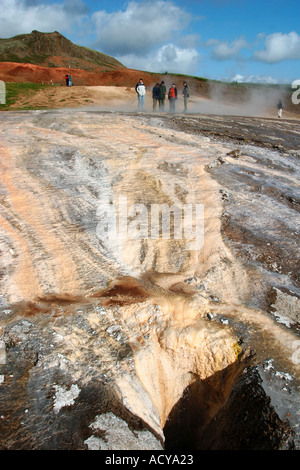 L'Islande Geysir dans Haukaladur près de Stori hot spots de l'eau chaude de Geysir geysir roches colorées Banque D'Images