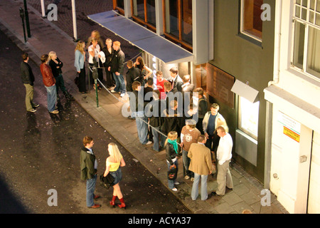 L'Islande Reykjavik nightlife Club queeing Vegamot personnes Banque D'Images