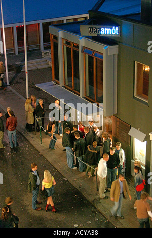 L'Islande Reykjavik nightlife Club queeing Vegamot personnes Banque D'Images