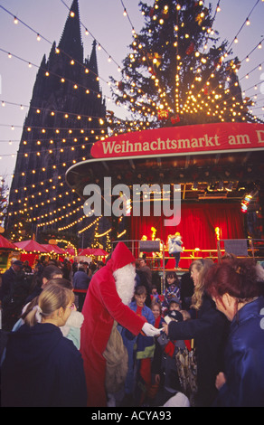 Allemagne Cologne Koeln dome kathedral Marché de Noël du Père Noël, distribution de cadeaux de Noël Banque D'Images