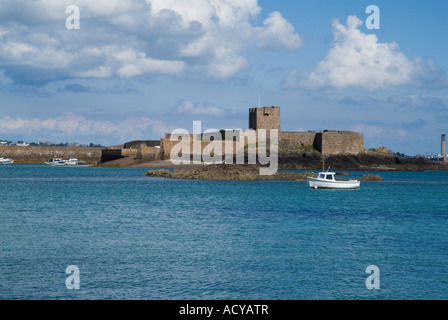 Dh St Aubins Château St Brelade JERSEY bateau ancré dans la baie de St Aubins Château Banque D'Images