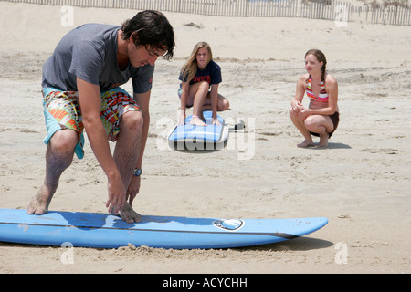 Virginia Beach, Sandbridge Beach, Little Island District Park, leçon de surf, adultes homme hommes, enseigner, adultes femme femme femme femme, étudiant s Banque D'Images