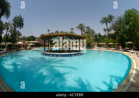 Environnement Tropical et piscine à l'hôtel Sofitel Old Winter Palace Hotel, Luxor, Egypte, Afrique du Nord Banque D'Images