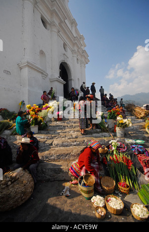 Marché le dimanche devant l'église de Santo Tomas, Chichicastenango, Guatemala, Amérique Centrale Banque D'Images