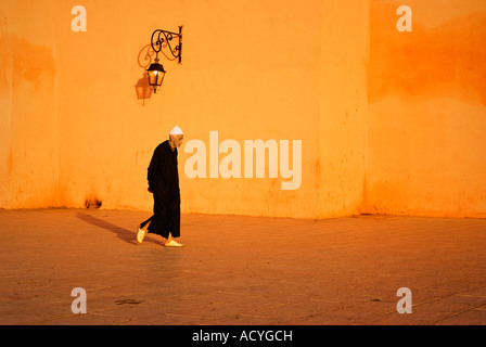 Homme marocain sur son chemin vers la mosquée de la Koutoubia de Marrakech, Maroc, Banque D'Images