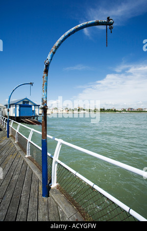 Balustrades et monte sur une jetée à Clacton On Sea, Essex Banque D'Images