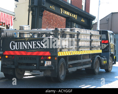 Déchargement de camion de barils de Guinness en dehors de Finnegans pub à Dalkey près de Dublin Irlande Banque D'Images