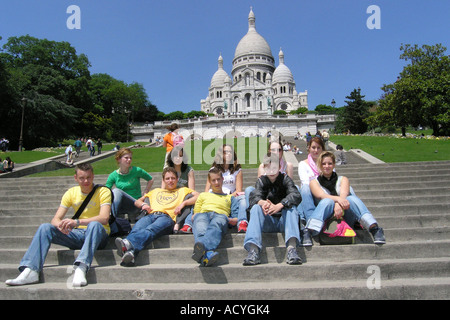 Un groupe d'étudiants posant pour la caméra devant le Sacré coeur Paris Banque D'Images