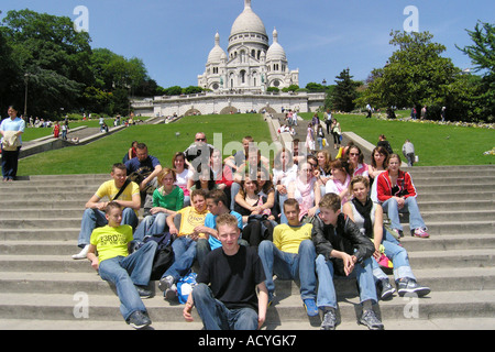 Un groupe d'étudiants posant pour la caméra devant le Sacré coeur Paris Banque D'Images