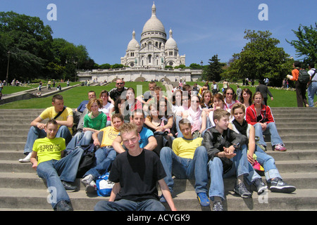 Un groupe d'étudiants posant pour la caméra devant le Sacré coeur Paris Banque D'Images