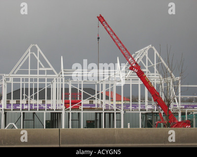 Détail de maison en cours de construction avec grue et de la construction métallique au chantier Banque D'Images