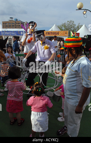 Les enfants s'amusant sur le festival de Jazz Montréal Canada Banque D'Images