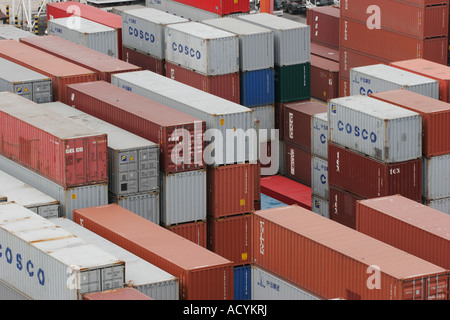 Pile de conteneurs 40 et 20 pieds dans le terminal à conteneurs à Kwai Chung à Hong Kong, le plus grand port de conteneurs Banque D'Images