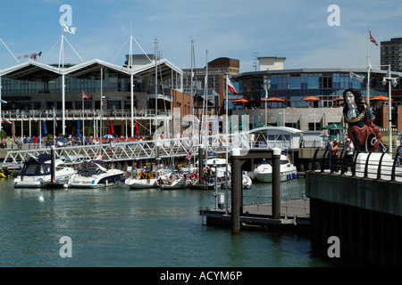 Quais du port de plaisance et commerces à GUNWHARF QUAYS Portsmouth England UK Banque D'Images