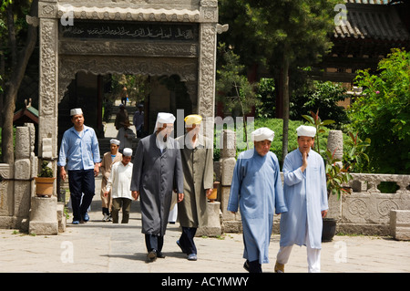 Les hommes passe à prier à la Grande Mosquée Xian Chine Banque D'Images