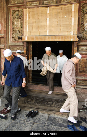 Les hommes passe à prier à la Grande Mosquée Xian Chine Banque D'Images