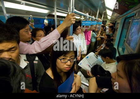 Métro de Shanghai train bondé à l'intérieur du transport en commun rapide système de métro de Shanghai Chine Banque D'Images