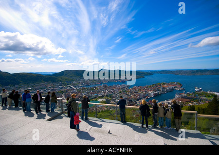 Le point d'observation sur le sommet du mont Fløien à Bergen Norvège offre des vues fantastiques de la ville Banque D'Images