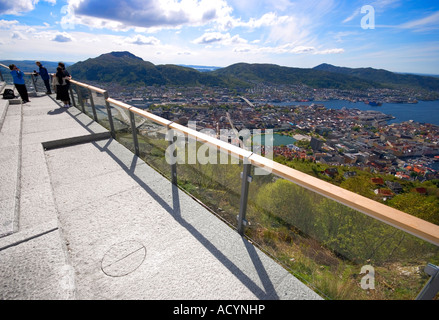 Le point d'observation sur le sommet du mont Fløien à Bergen (Norvège), offre une vue fantastique de la ville Banque D'Images