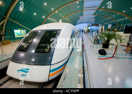Train à grande vitesse Maglev chinois dans Station Shanghai Chine Banque D'Images