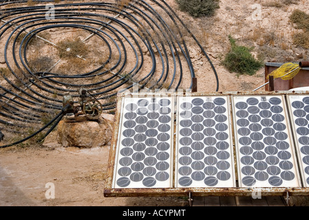 Des sources d'énergie solaire et chauffe-eau à énergie alternative une batterie à l'aide de matériaux recyclés Banque D'Images