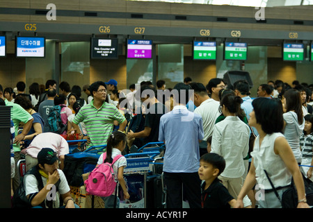 Aire d'enregistrement bondée à ICN l'aéroport international Incheon Corée du Sud Banque D'Images