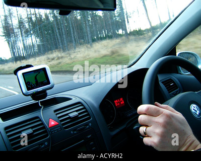 Homme conduisant avec équipement Sat Nav Banque D'Images