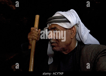 Un Palestinien portant le keffieh traditionnel protège tête, Cisjordanie. Israël Banque D'Images