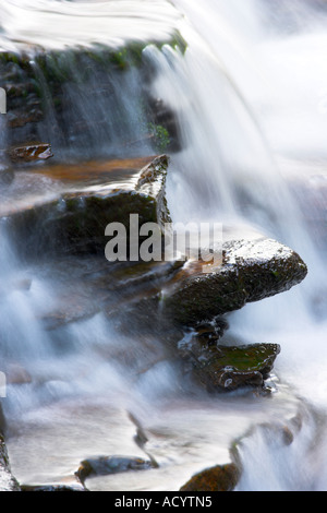 Cascade sur la rivière qui traverse Dame Clough Banque D'Images