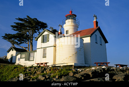 Le vieux phare à Crescent City sur la côte nord de la Californie près de Redwood National Park au coucher du soleil Banque D'Images