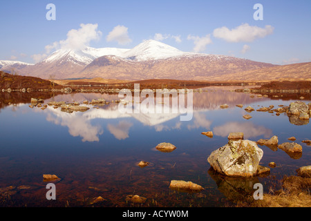 Lochan na h Achlaise Rannoch Moor et les collines de la Mont Noir photographié depuis l'A82 au sud-est de Glencoe Banque D'Images