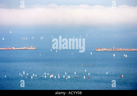 Yachts à voile dans le port de Portland, dans le Dorset England UK Banque D'Images